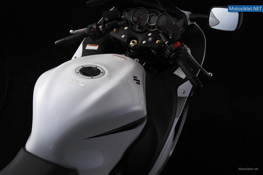 Suzuki-GSX-R1300-Hayabusa-2013-Model-022