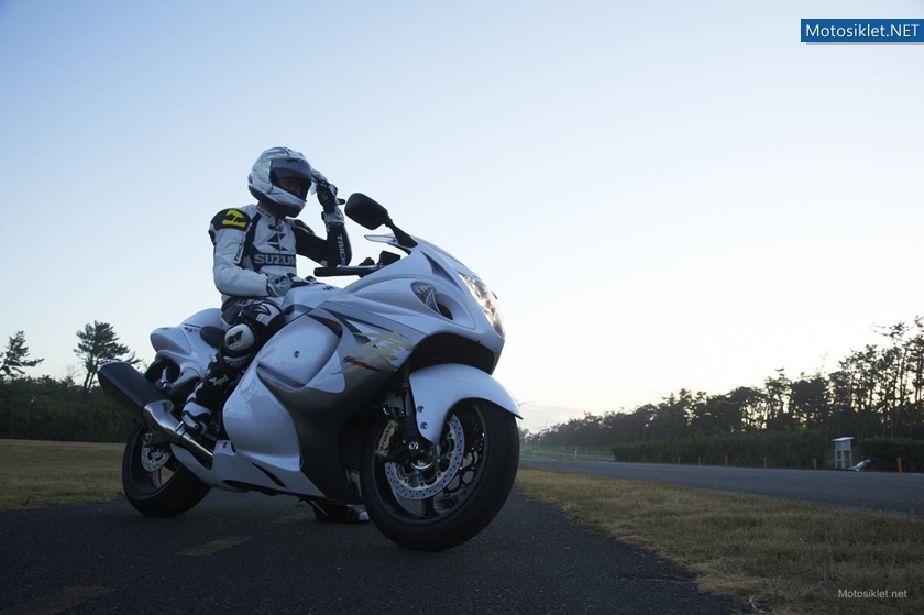 Suzuki-GSX-R1300-Hayabusa-2013-Model-041