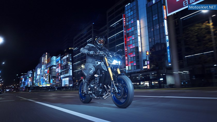 2018-Yamaha-MT09SP-EU-Silver-Blu-Carbon-Action-005