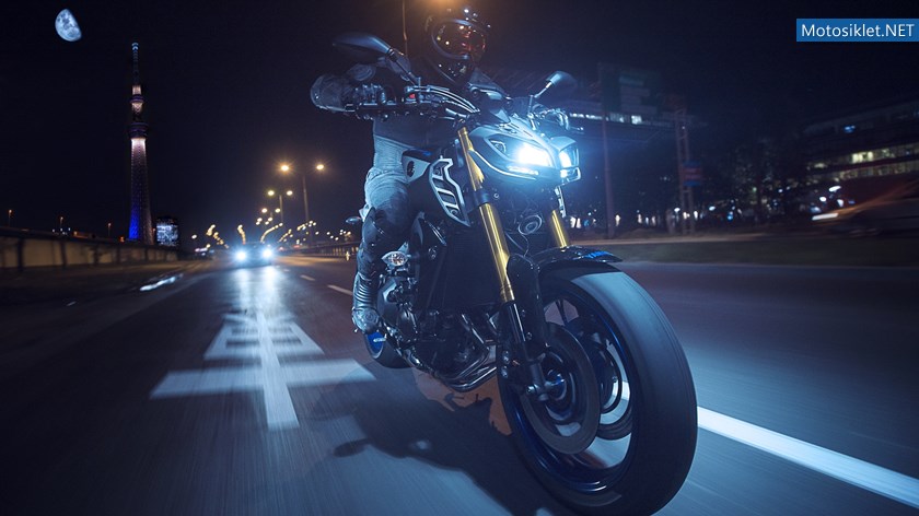 2018-Yamaha-MT09SP-EU-Silver-Blu-Carbon-Action-009