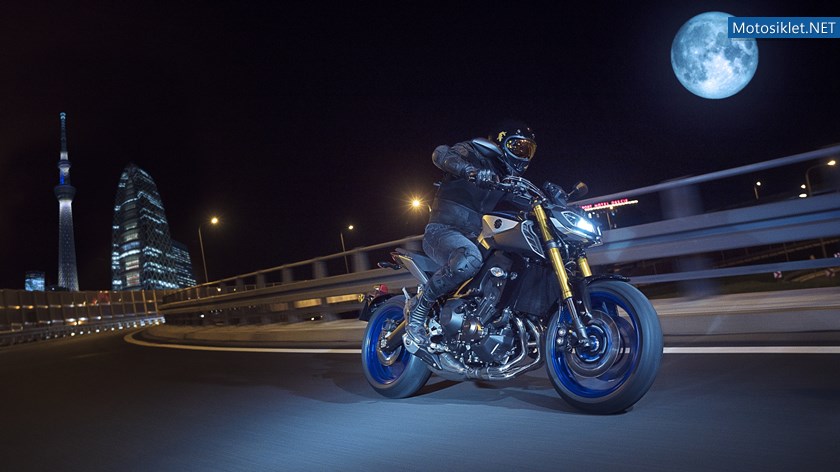 2018-Yamaha-MT09SP-EU-Silver-Blu-Carbon-Action-010