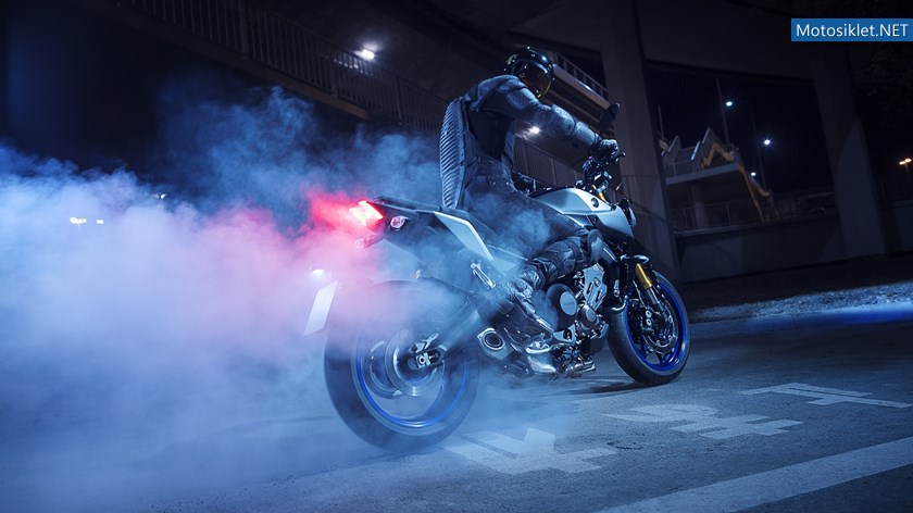 2018-Yamaha-MT09SP-EU-Silver-Blu-Carbon-Static-001