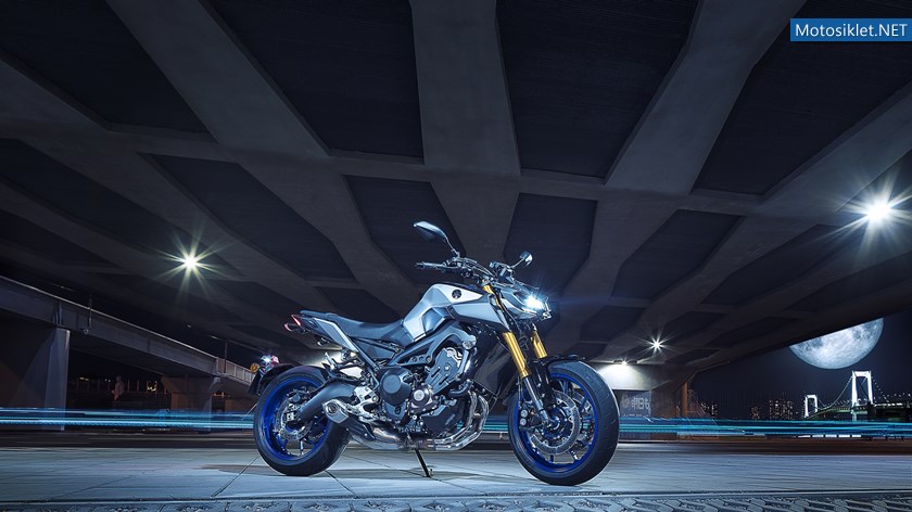 2018-Yamaha-MT09SP-EU-Silver-Blu-Carbon-Static-002