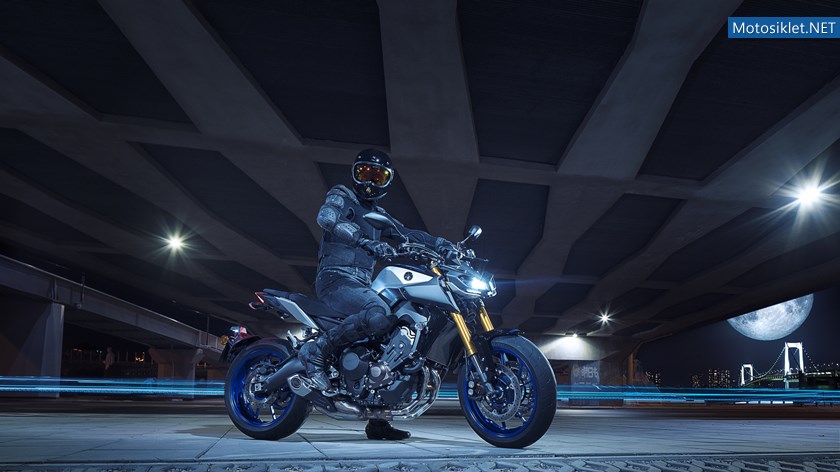 2018-Yamaha-MT09SP-EU-Silver-Blu-Carbon-Static-003