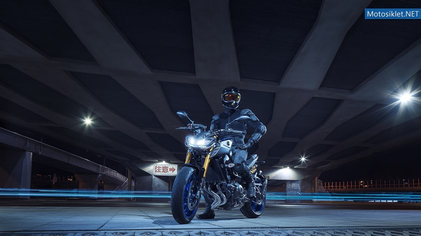 2018-Yamaha-MT09SP-EU-Silver-Blu-Carbon-Static-004