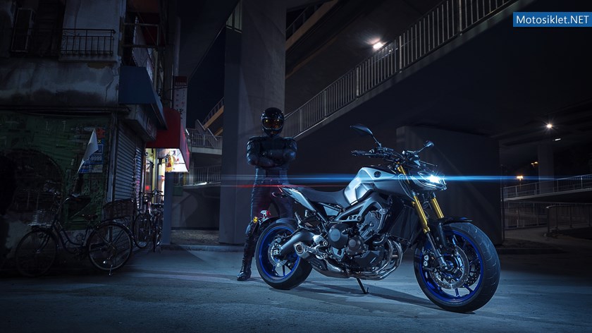 2018-Yamaha-MT09SP-EU-Silver-Blu-Carbon-Static-006