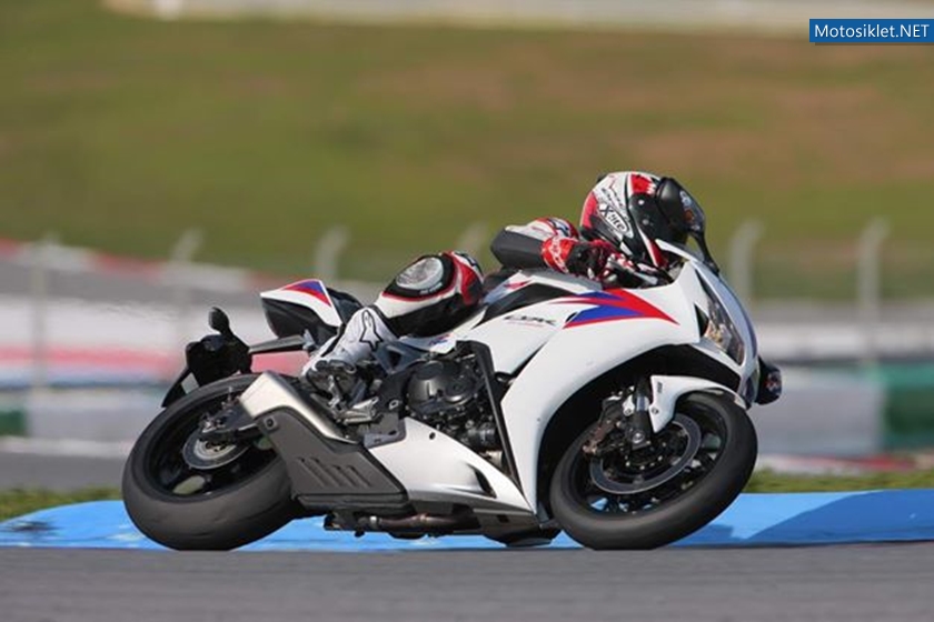 2012-model-Honda-CBR1000RR-040