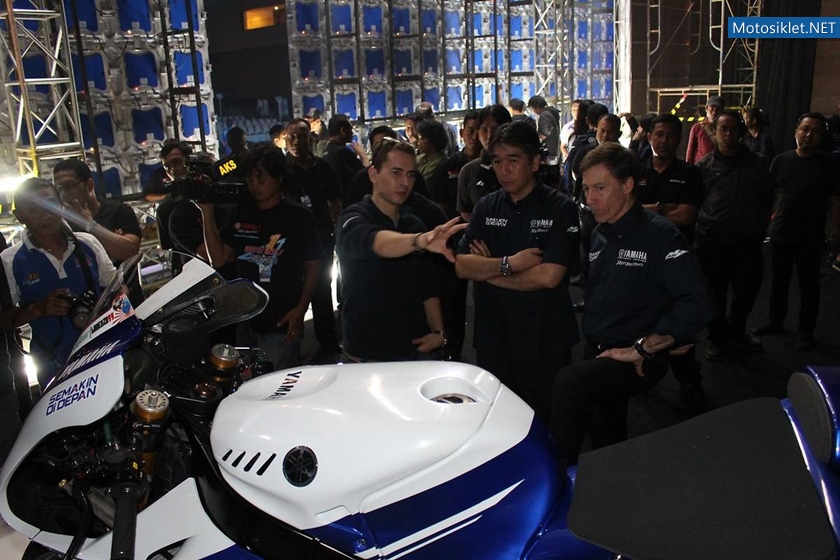 2014-Yamaha-M1-Lansman-MotoGP-032