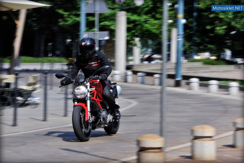 Ducati-Monster-795-002