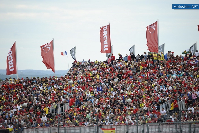 Ducati-2011-MotoGP-0002