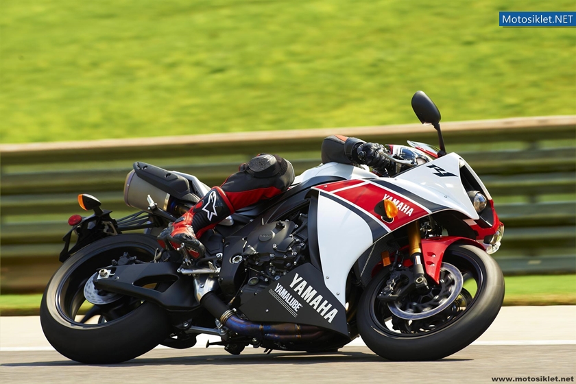 2012-Yamaha-YZF-R1-003