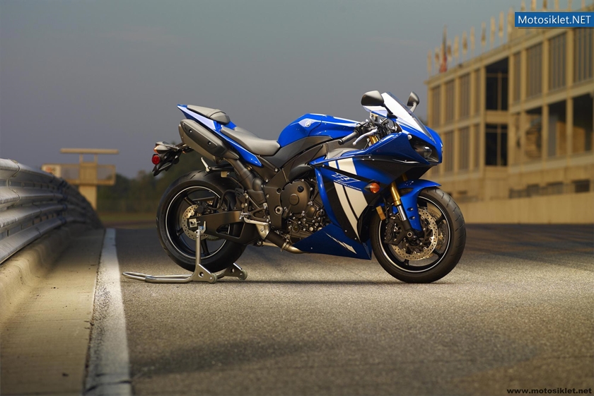 2012-Yamaha-YZF-R1-025