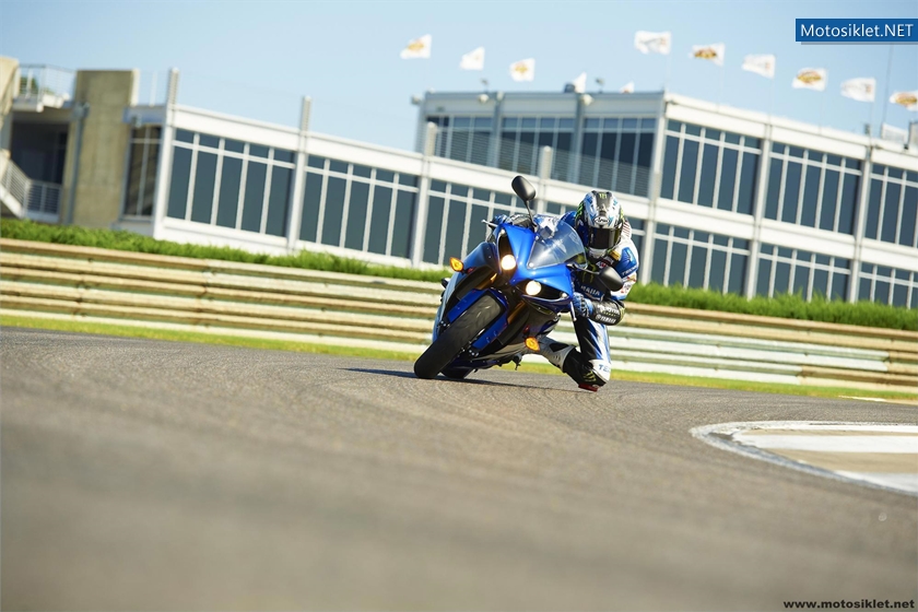 2012-Yamaha-YZF-R1-027