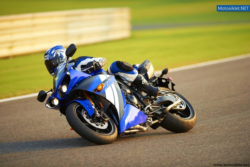 2012-Yamaha-YZF-R1-030