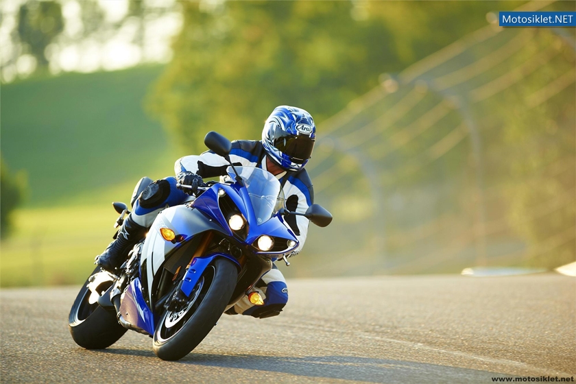 2012-Yamaha-YZF-R1-031