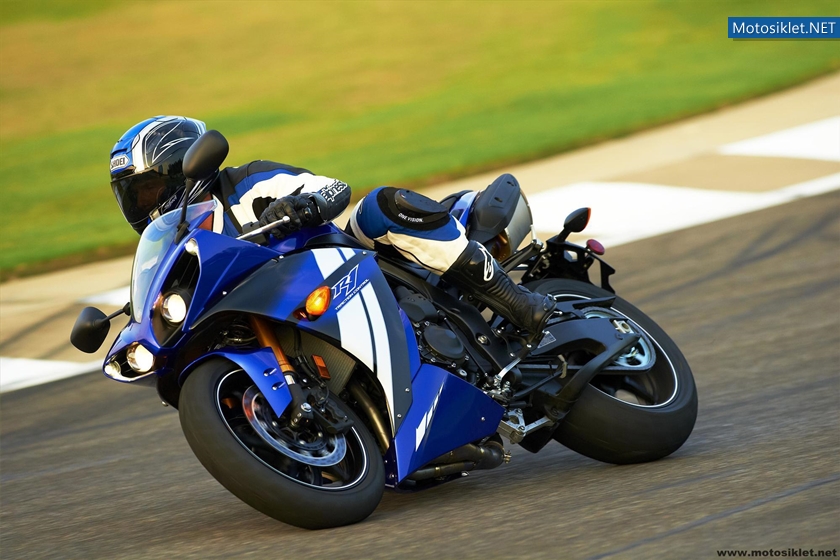 2012-Yamaha-YZF-R1-035