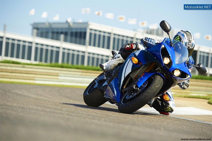 2012-Yamaha-YZF-R1-039