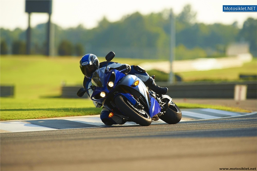 2012-Yamaha-YZF-R1-048