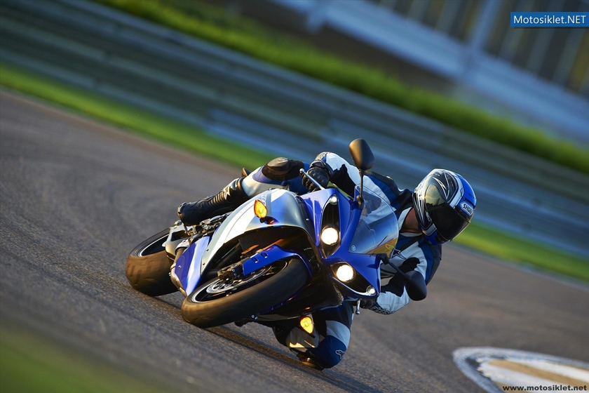 2012-Yamaha-YZF-R1-067