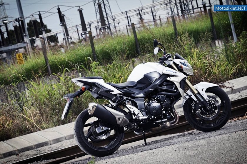 Suzuki-GSR-750-010