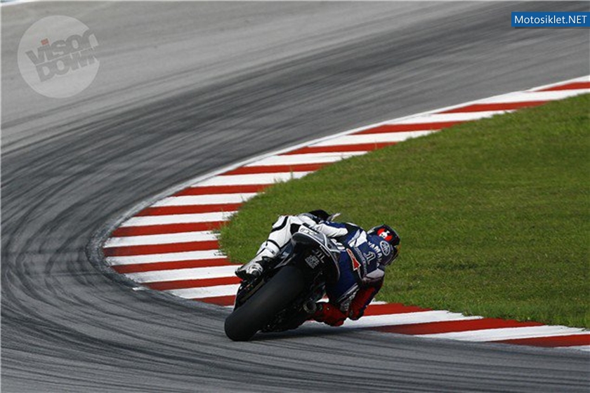 Moto-GP-2011-drift-003