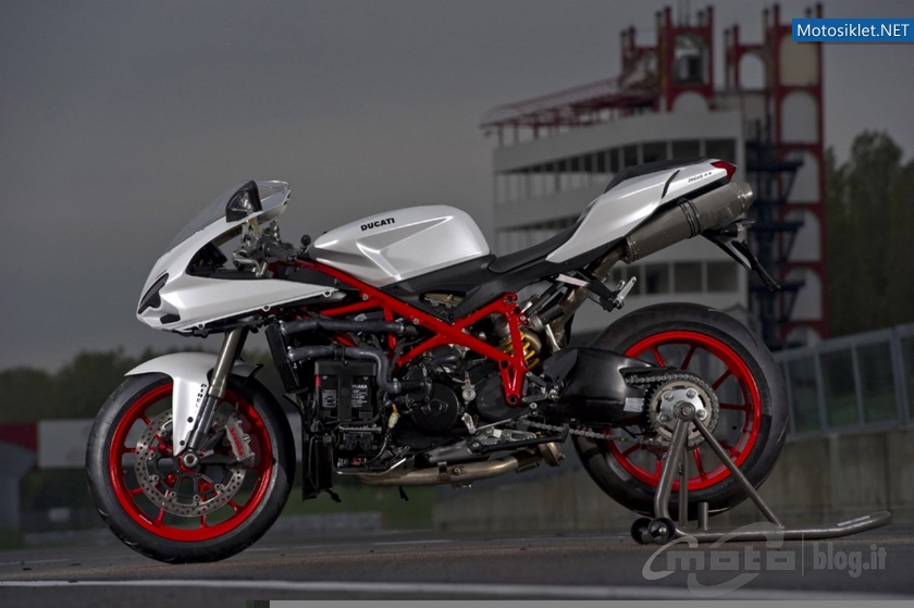 Ducati-848-Evo-Ducati-1198SP-013