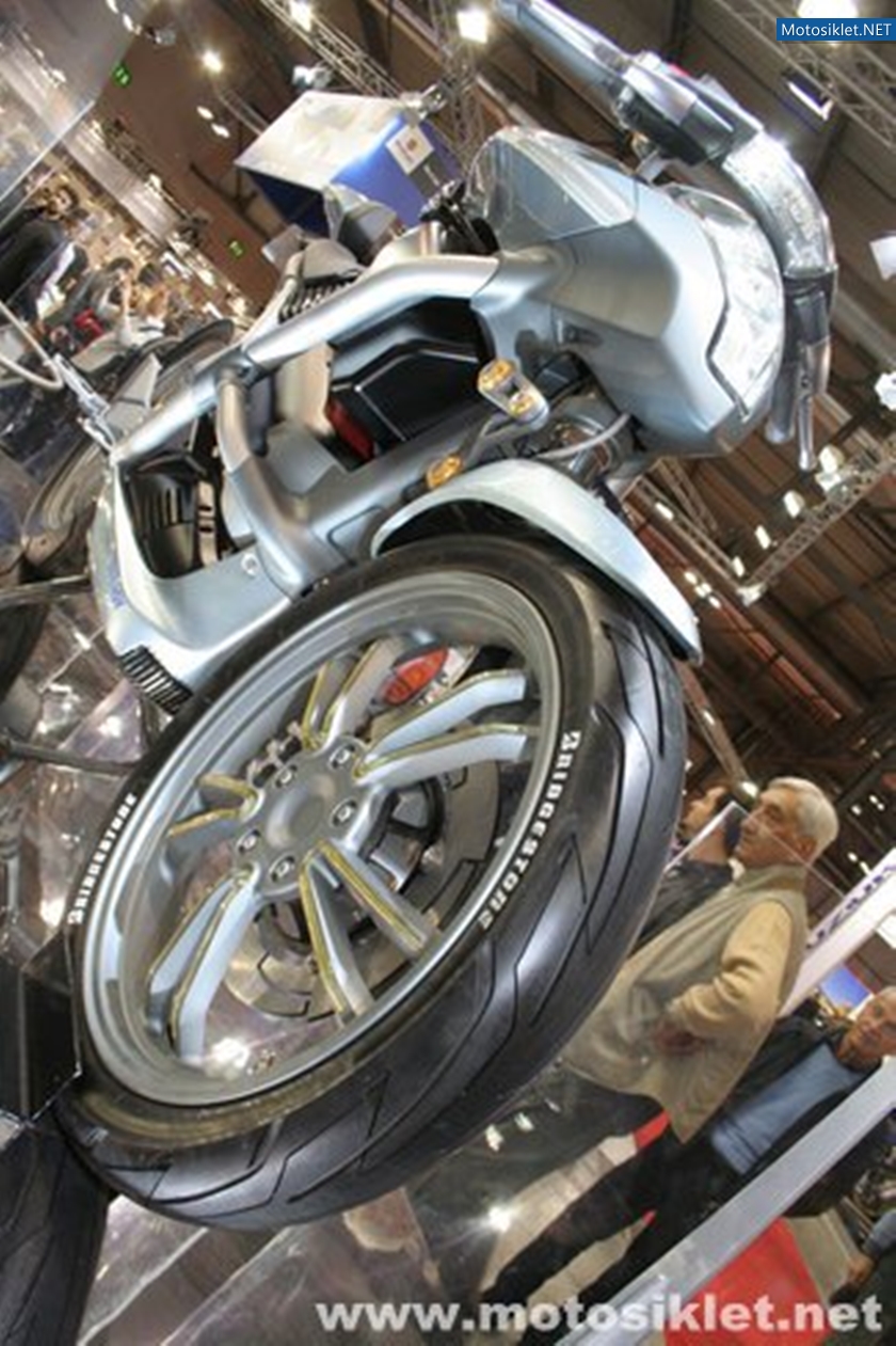 SUZUKI-Standindan-Goruntuler-Eicma2010-066