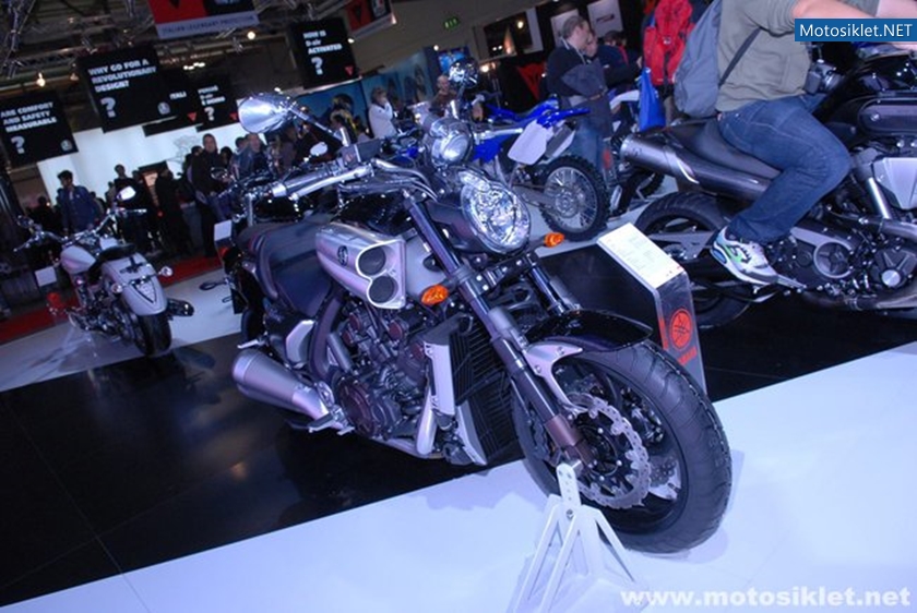 Yamaha-Standi-Eicma-2010-002