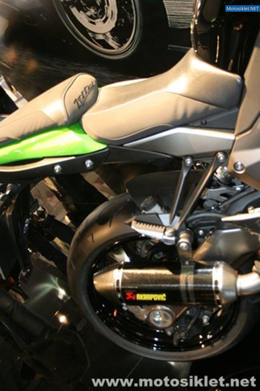 Kawasaki-Standi-Eicma-2010-003