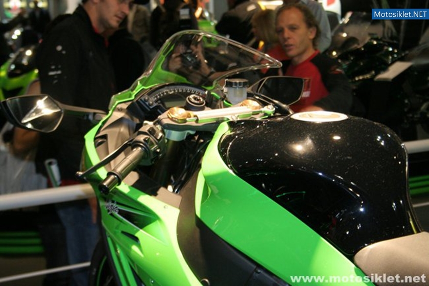 Kawasaki-Standi-Eicma-2010-013