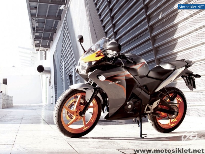 2011-Honda-CBR125R-006