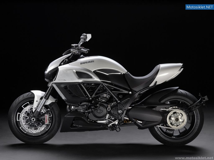 Ducati-Diavel-2011-Model-008