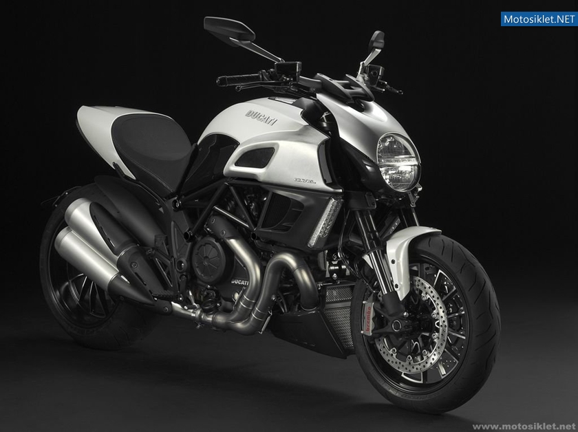 Ducati-Diavel-2011-Model-009