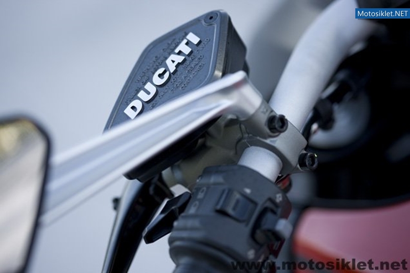 Ducati-Diavel-2011-Model-014