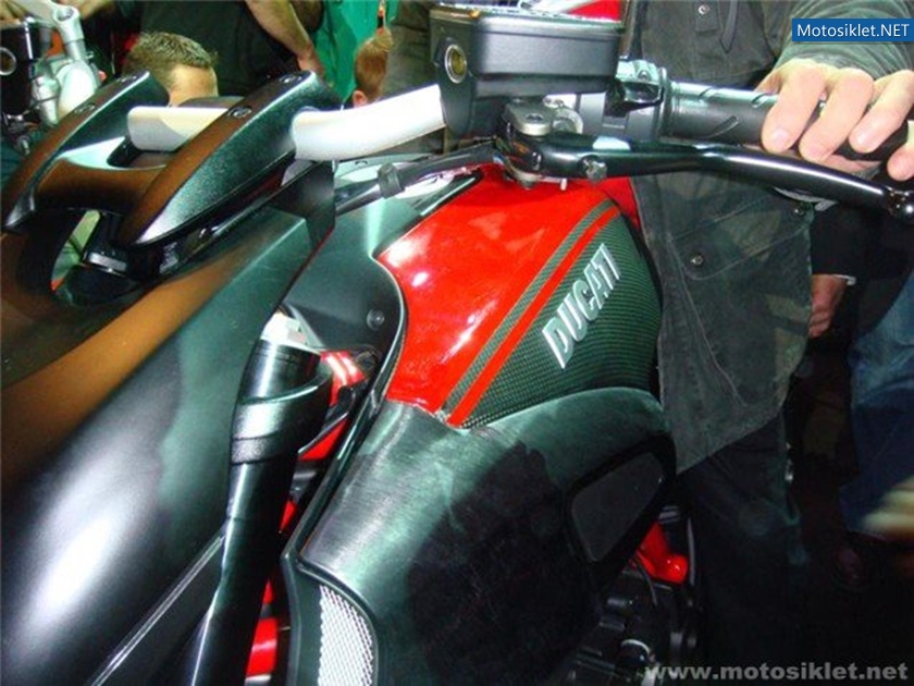 Ducati-Diavel-2011-Model-015