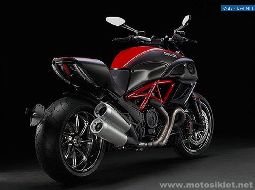 Ducati-Diavel-2011-Model-016