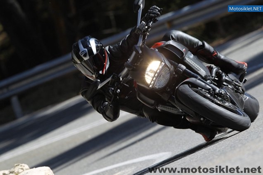 Ducati-Diavel-2011-Model-021