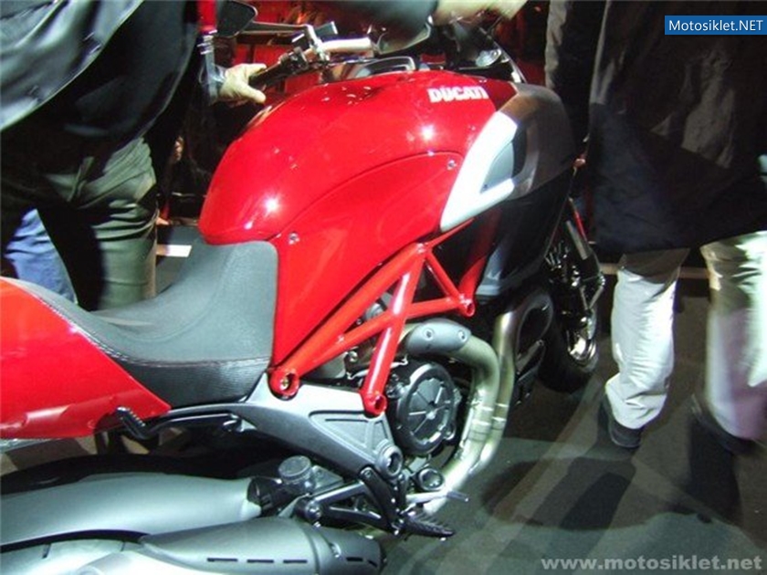 Ducati-Diavel-2011-Model-024