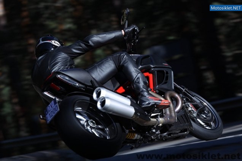 Ducati-Diavel-2011-Model-026