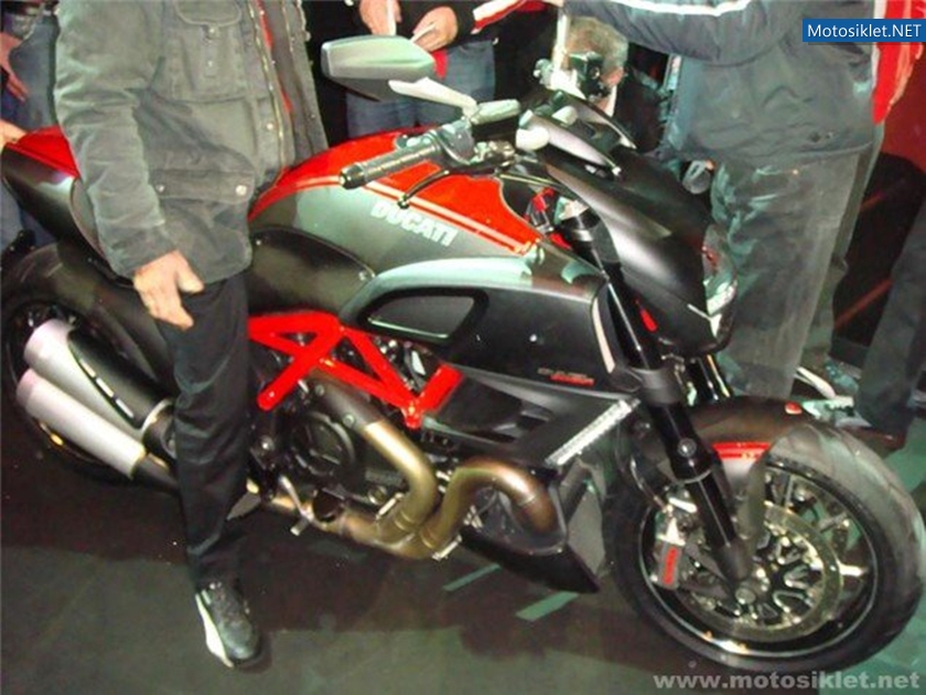 Ducati-Diavel-2011-Model-030