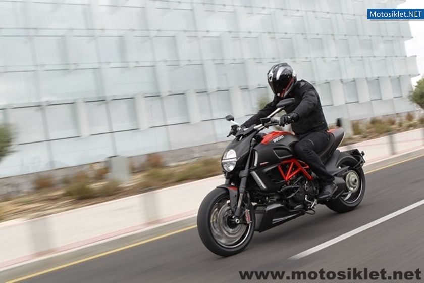 Ducati-Diavel-2011-Model-031