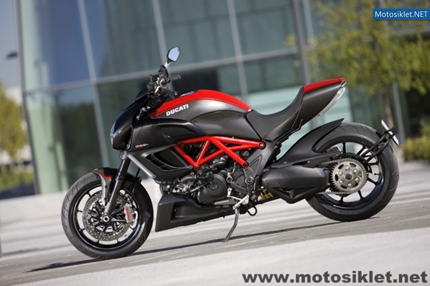 Ducati-Diavel-2011-Model-033