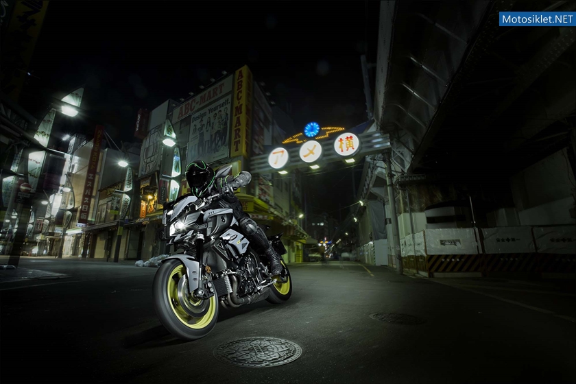 2016-Yamaha-MT-10-action-01