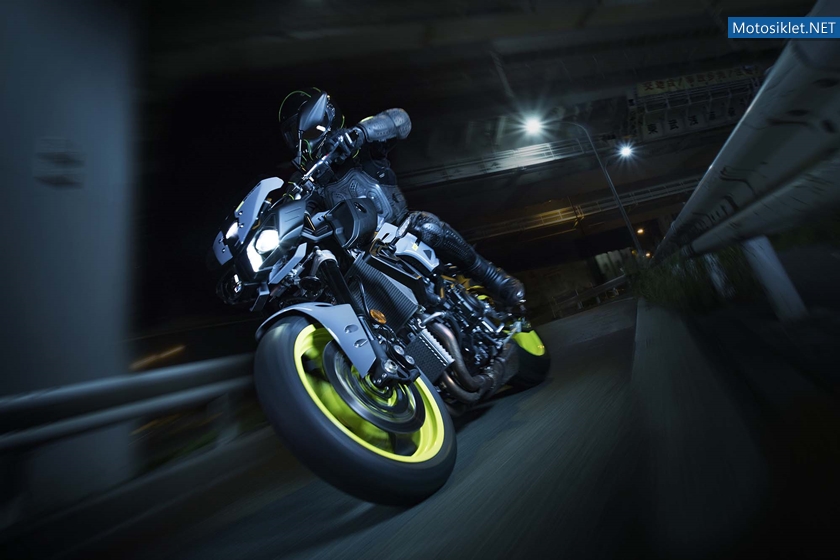 2016-Yamaha-MT-10-action-02