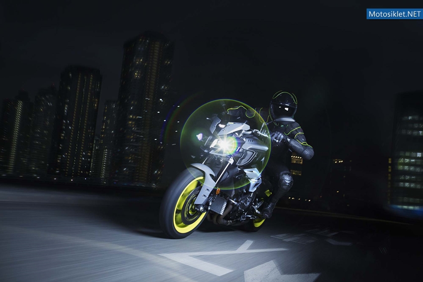 2016-Yamaha-MT-10-action-03