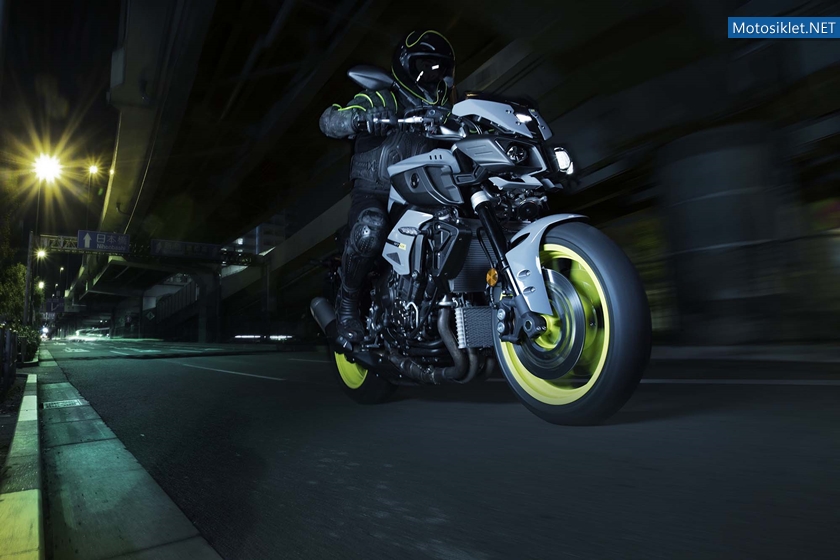 2016-Yamaha-MT-10-action-04