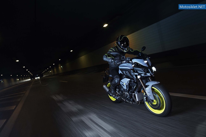 2016-Yamaha-MT-10-action-06